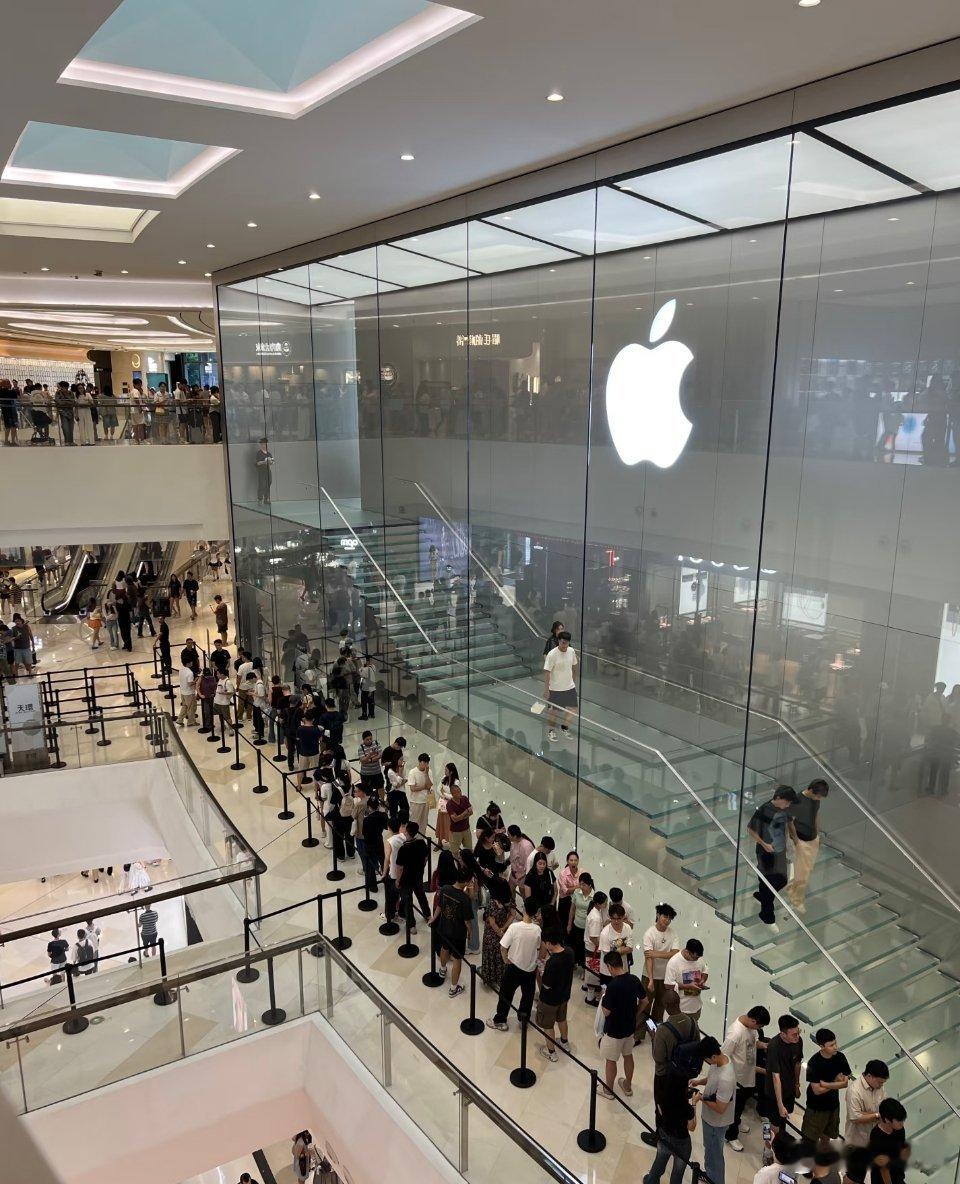 去看电影的路上路过三家门店的感受不知道的以为特斯拉发了什么新车呢，门店里会有那么