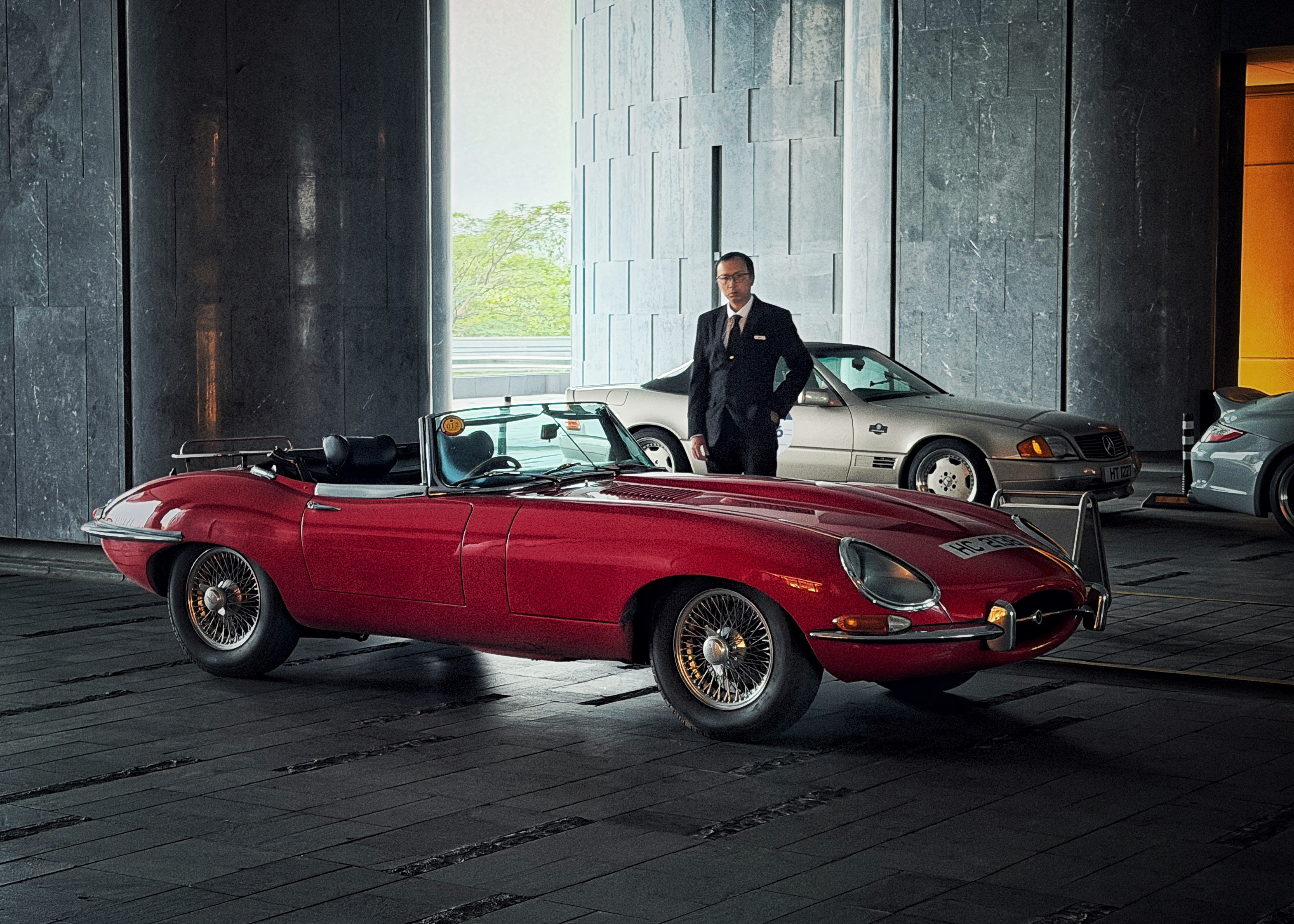 清晨赶飞机，酒店门口这番风景，简直太美丽。新的一周，也是25年最后一个月，大家还