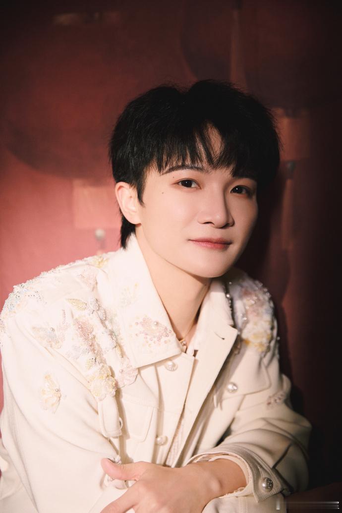 周深实体专 漫长等待终有回响，《反深代词》实体专4月18日零点发预告，全员蹲守不