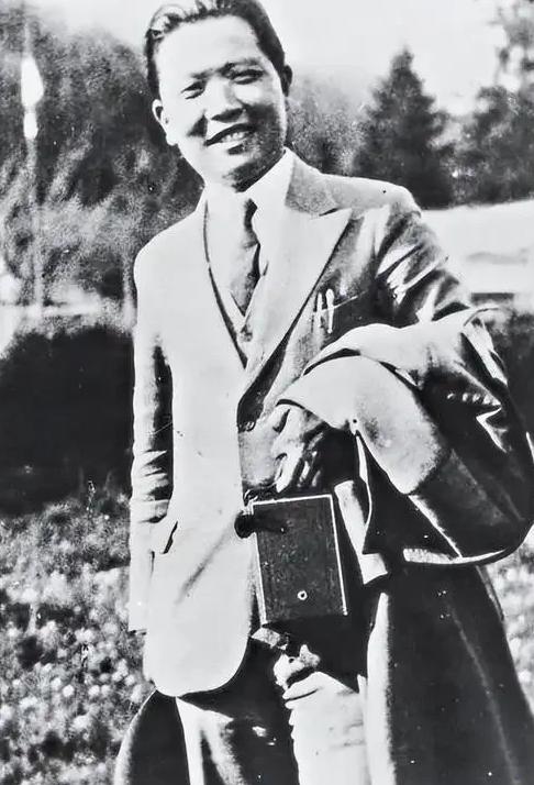 1949年，时任新疆军区司令员王震面临着一项巨大的燃料危机，没办法王震只能找到周