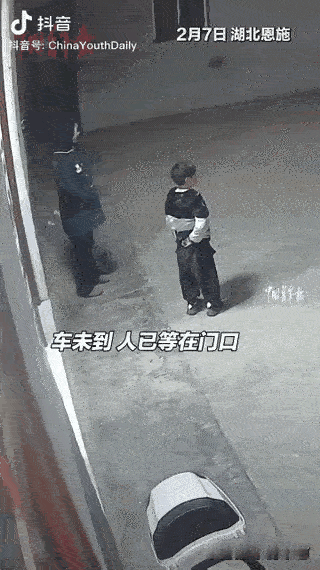 泪目了。一对夫妻开车20多小时凌晨3点赶回家，原以为家人睡下了，谁知家里灯火通明