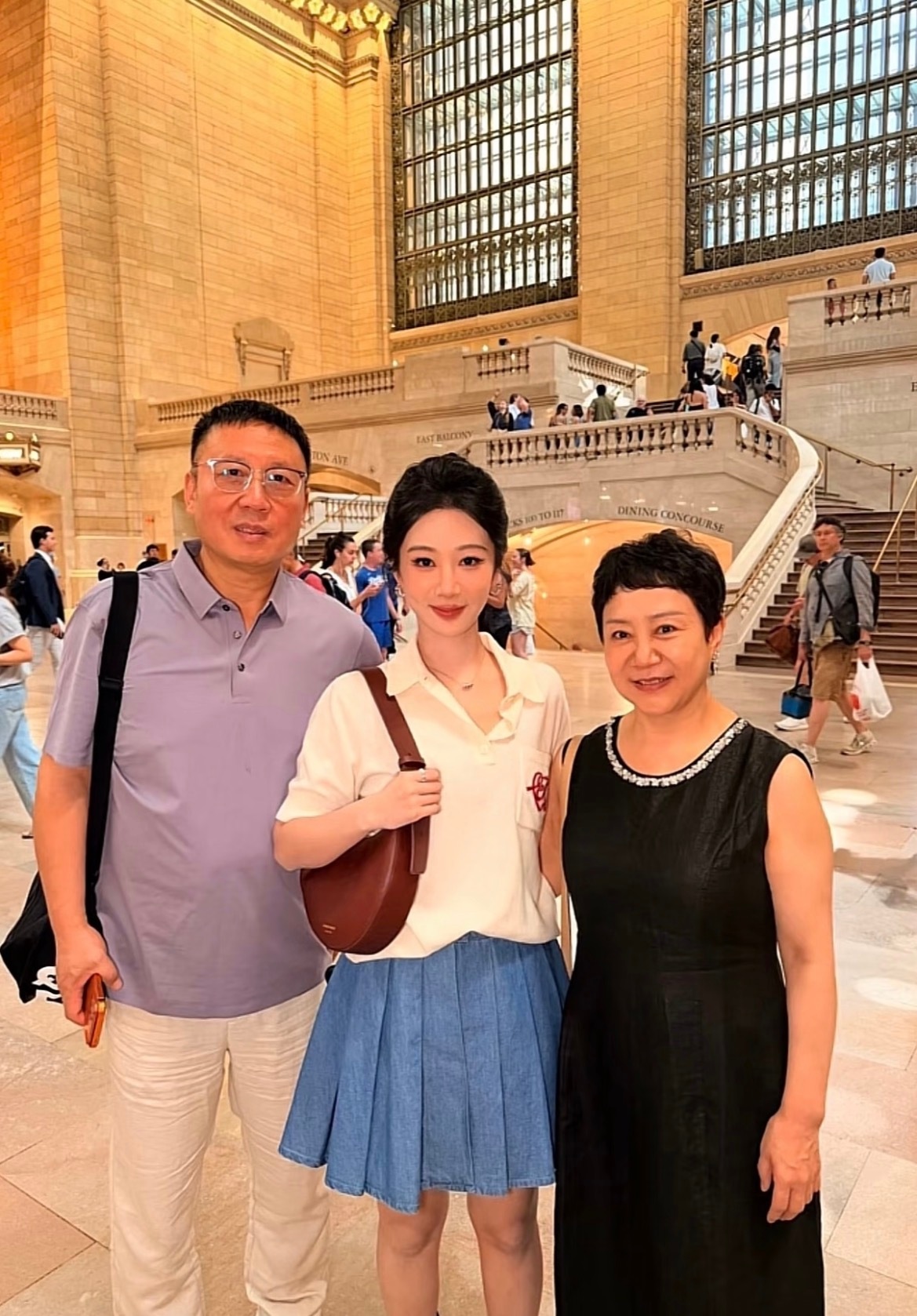 看的出来杨紫和父母的关系真的很好了杨紫