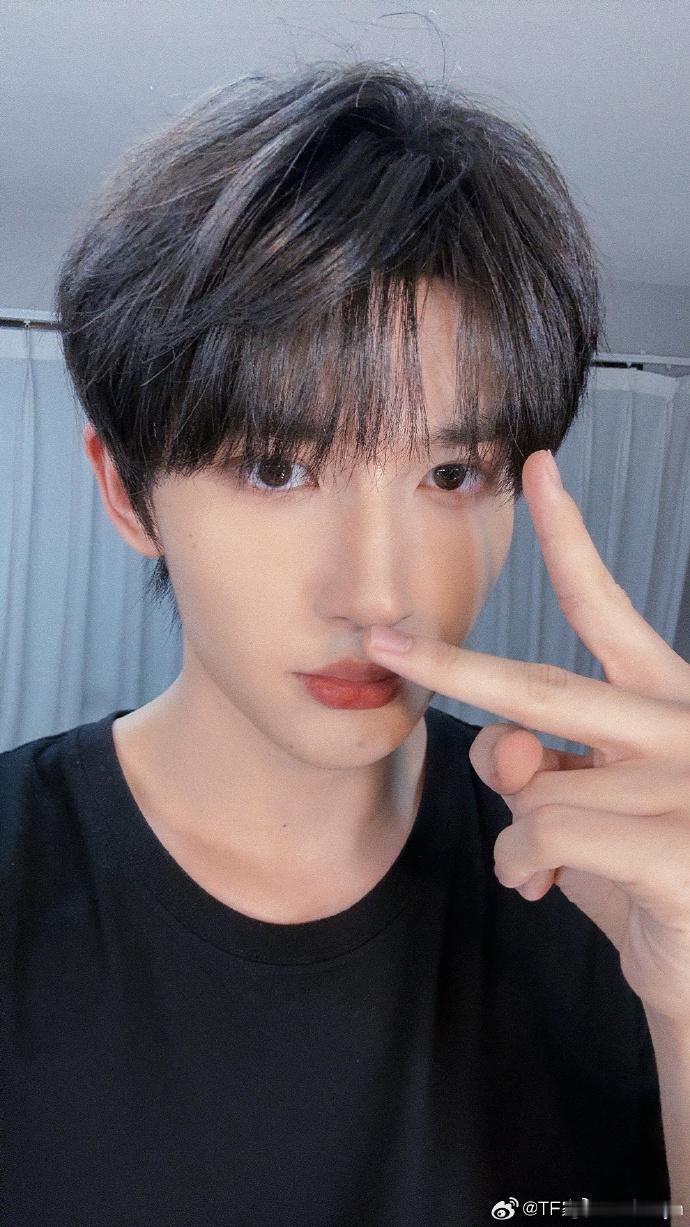 #TF三代认输舞台#余宇涵的舞台风格也太棒了，特别是看到整个人呈现出来的魅力，也