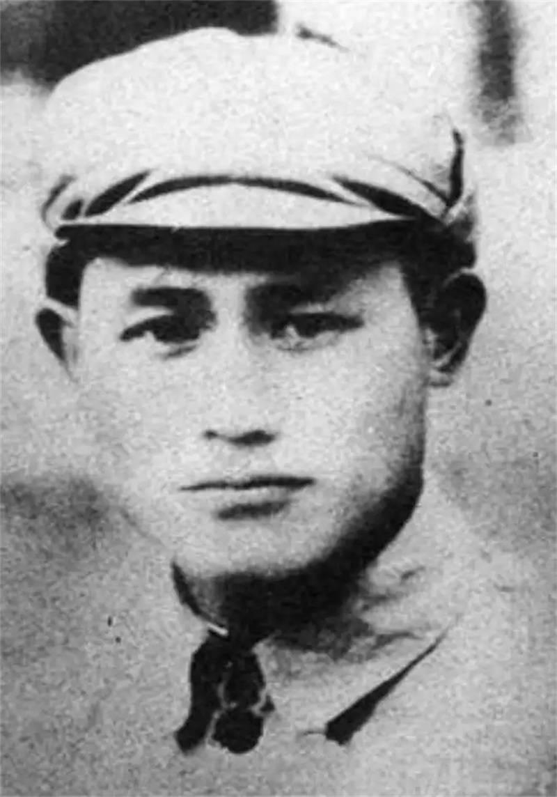 1950年4月，解放军副师长罗少伟前往哈密七角井，途中却被土匪乌斯满伏击，王震收