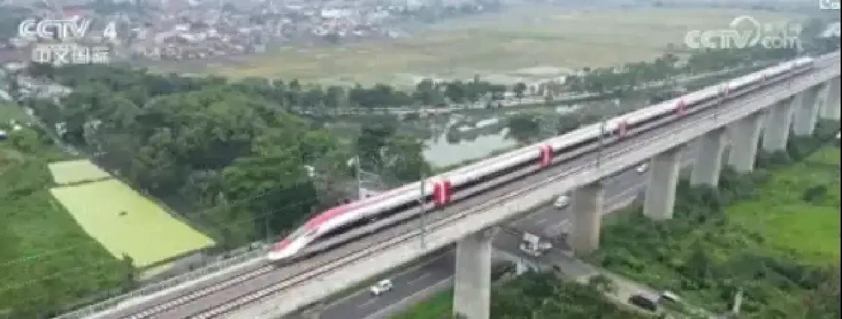 印度铁路系统至今仍保留着殖民时代的遗产，陈旧的基础设施与快速增长的经济需求形成尖