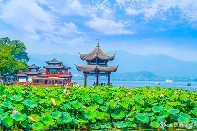 在西湖旅拍成为杭州旅游标配在杭州拍国风大片氛围感拉满西湖碧水映画舫，断桥垂柳伴斜