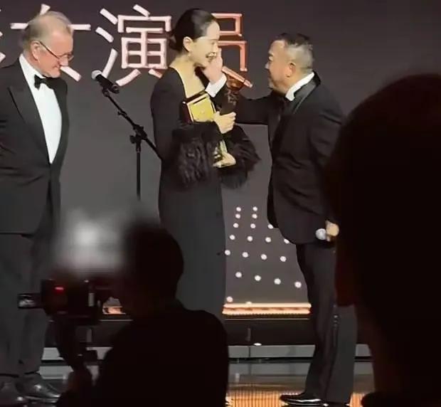 不能因为他是曾志伟就过分解读，这些年网络对曾志伟的恶意太大了。本身只是一个70多