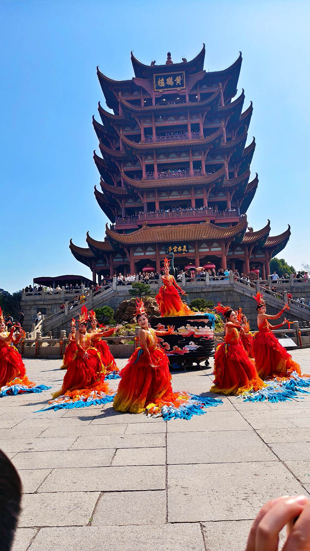 江风依旧，故人难留，尽在黄鹤楼。