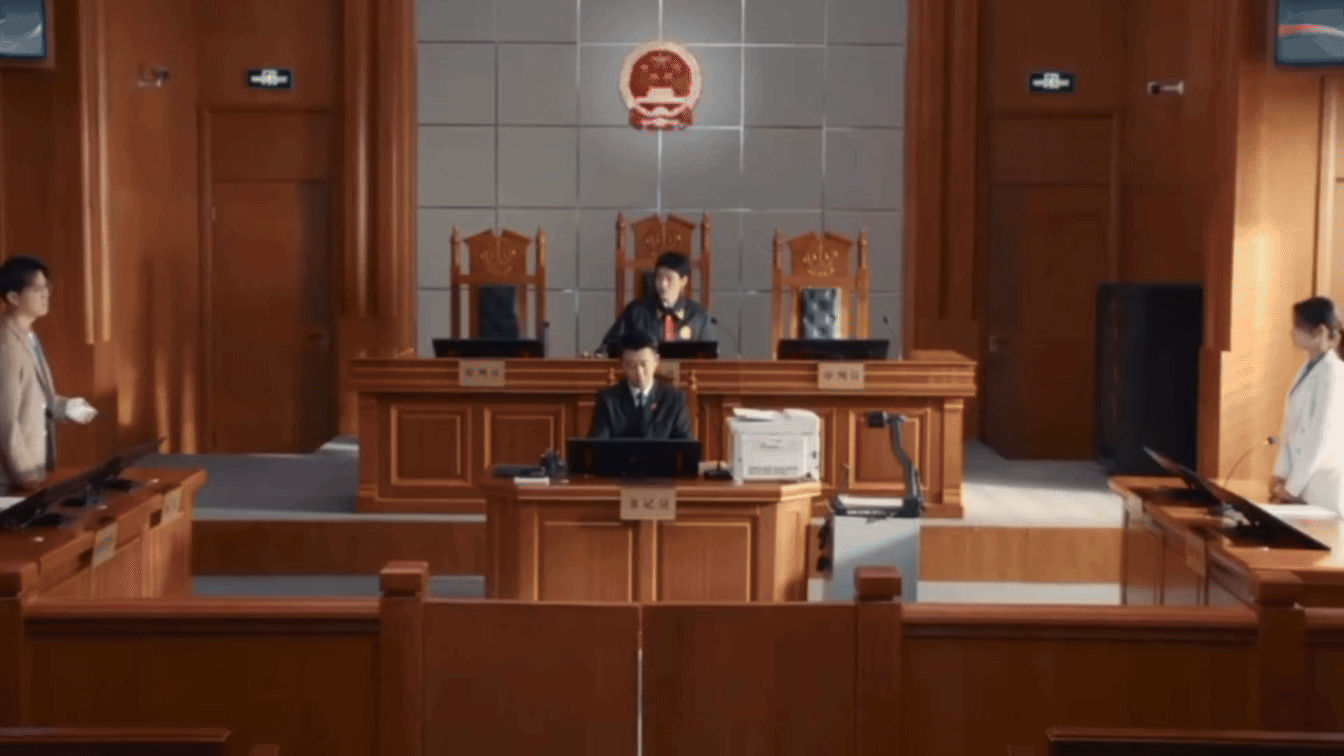 龚俊那呆若木鸡的眼神告诉我，这部剧恐怕是难以获得观众的青睐了，至于法官上的庄严，