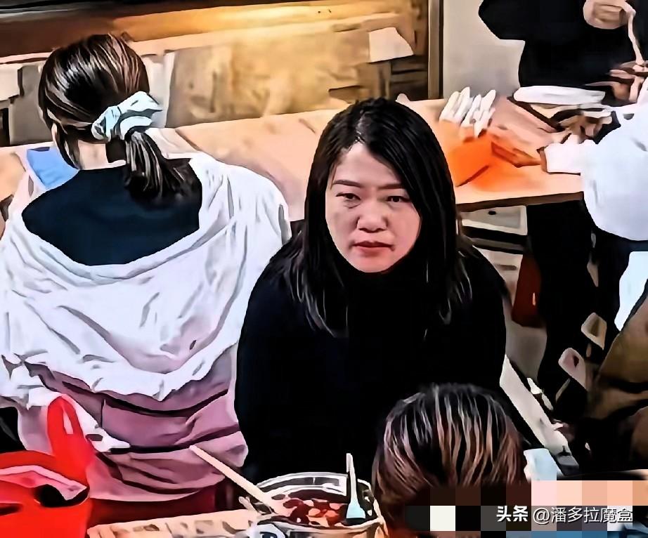 我就想不通了，大家去外面吃个饭，本来图个开心，怎么就因为一个不值钱的破塑料板凳，