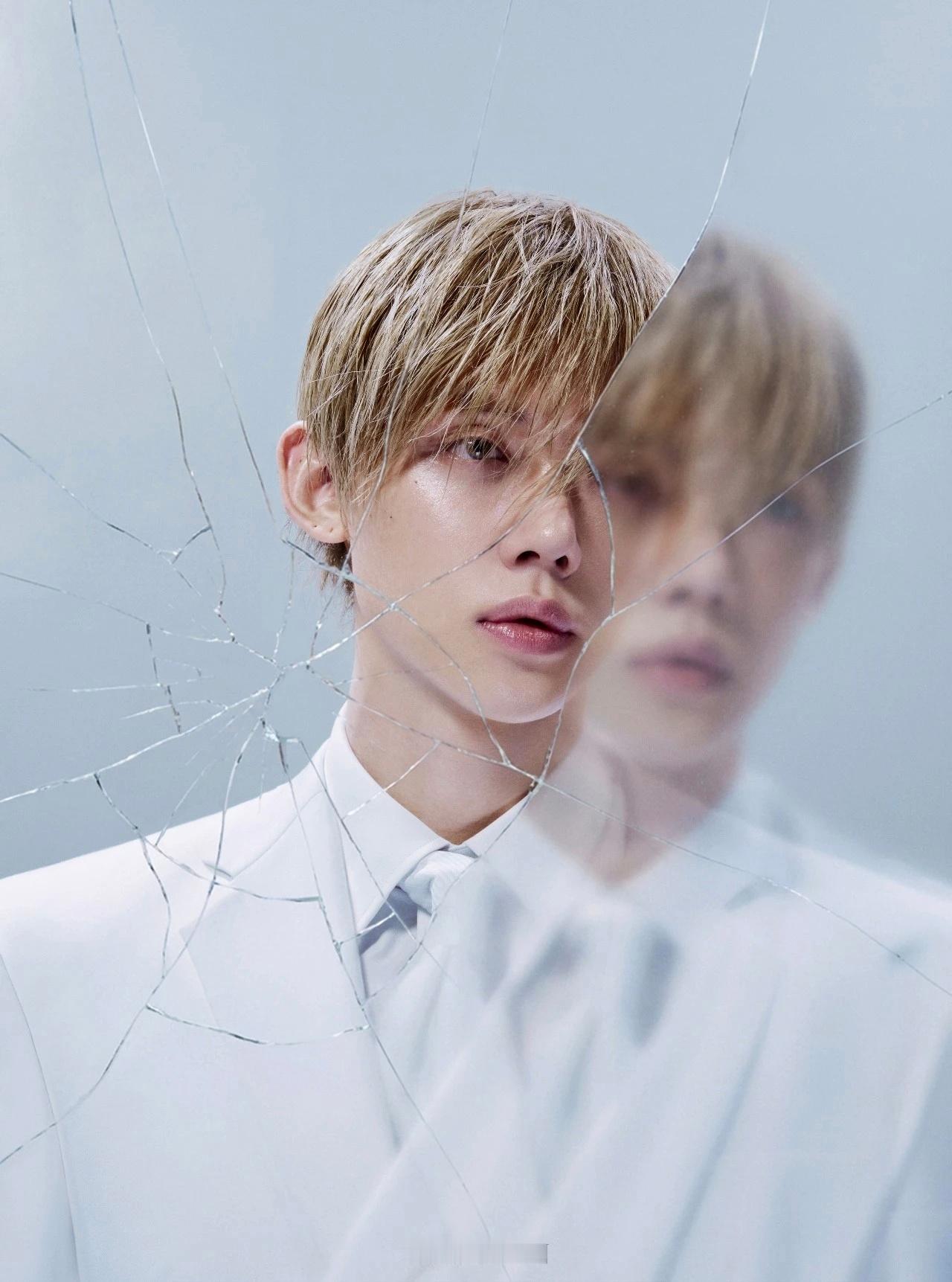 (崔然竣) YEONJUN这身Xander Zhou全白高定简直把“天使堕落人间