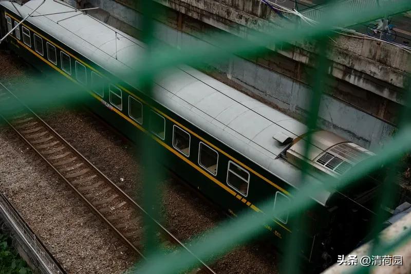 绿皮火车为什么受欢迎?🚂 绿皮火车：铁轨上的“平民史诗”

它慢，却把风景拉长
