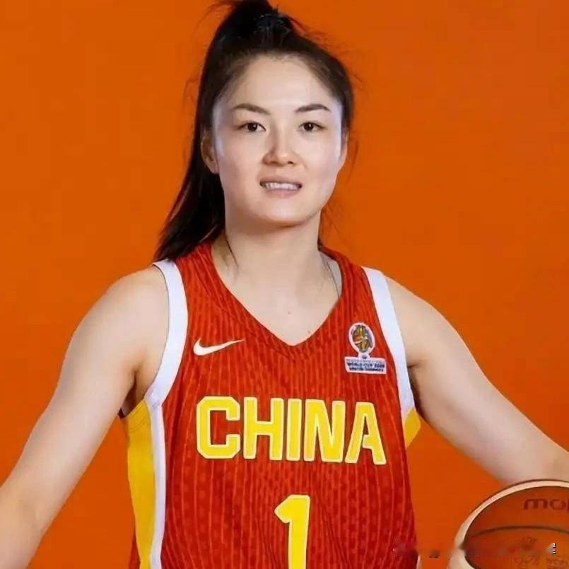 中国女篮长得最漂亮就是张曼曼，她颜值出众、清丽动人，不但人美得亮眼，球技也是数一