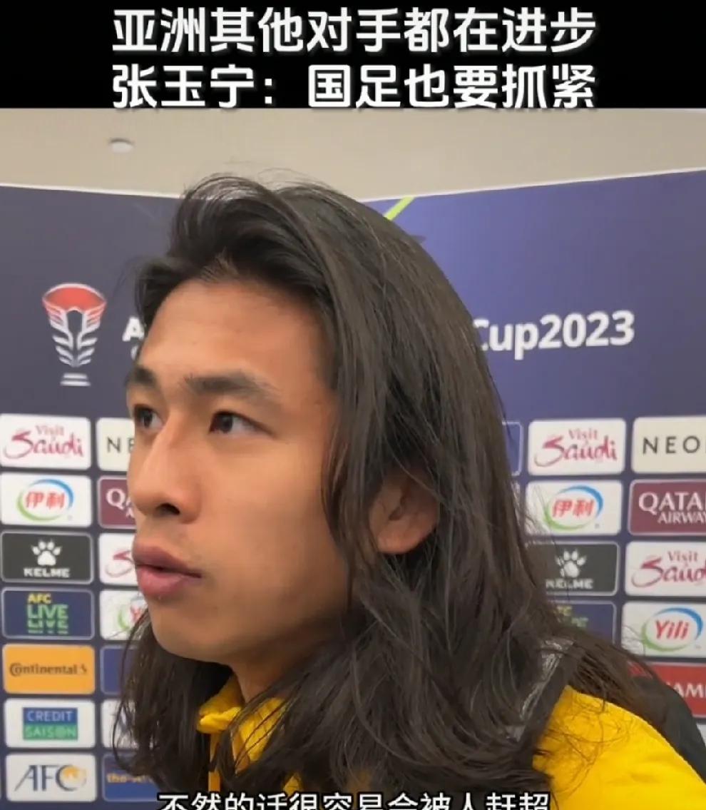 我敢断定，这绝对是2026年最一本正经的笑话。中国男足，竟还在担心被谁赶超。我实