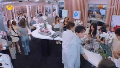 李佳琦[超话]李佳琦输出担当文俊辉翻译担当 李佳琦的产品输出+文俊辉的语言翻译，