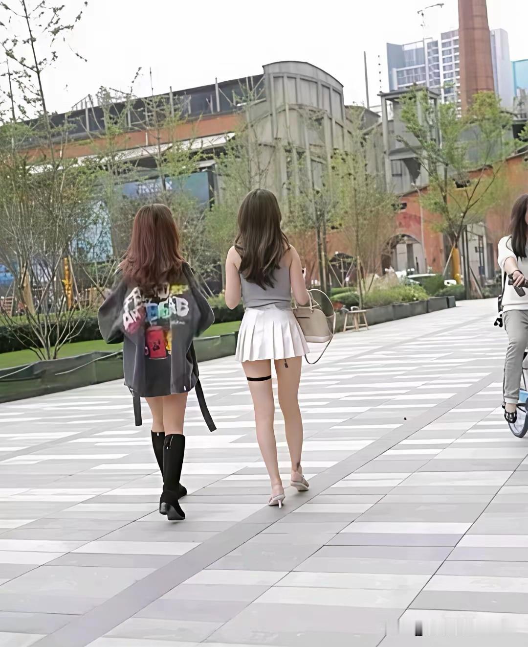 大家或许都在看腿，也有在讨论腿上的环是干嘛用的，难道只有我一个人发现了，右脚没有