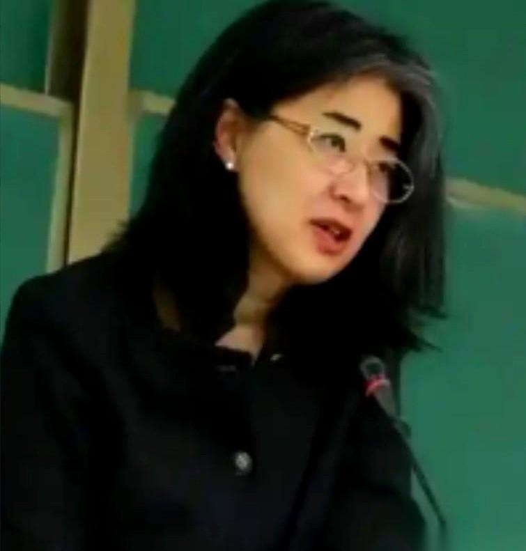北大才女，28岁，嫁了个大她25岁的美国导师。
这事儿放今天都得在热搜上挂三天，