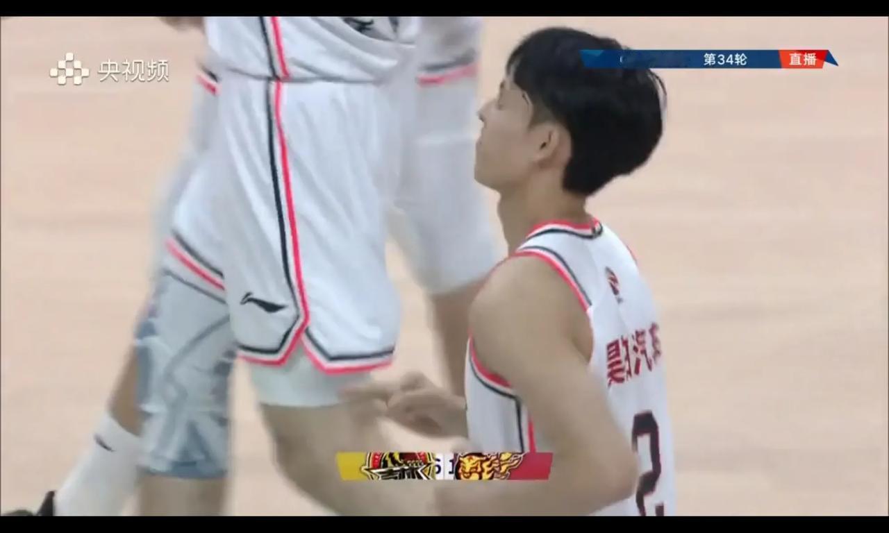 #徐中锋怎么当上中锋的?#

徐杰前几年爱抢篮板，尤其前场板，他这中锋也是广东队