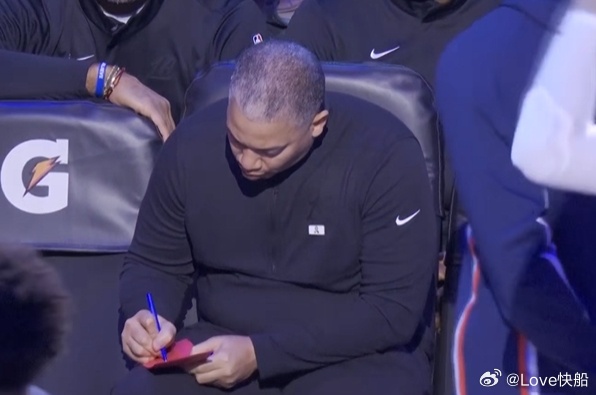 昨天因个人私事缺阵训练的泰伦卢今天可以出战比赛，另外小卡和伤病报告一样，可以出战