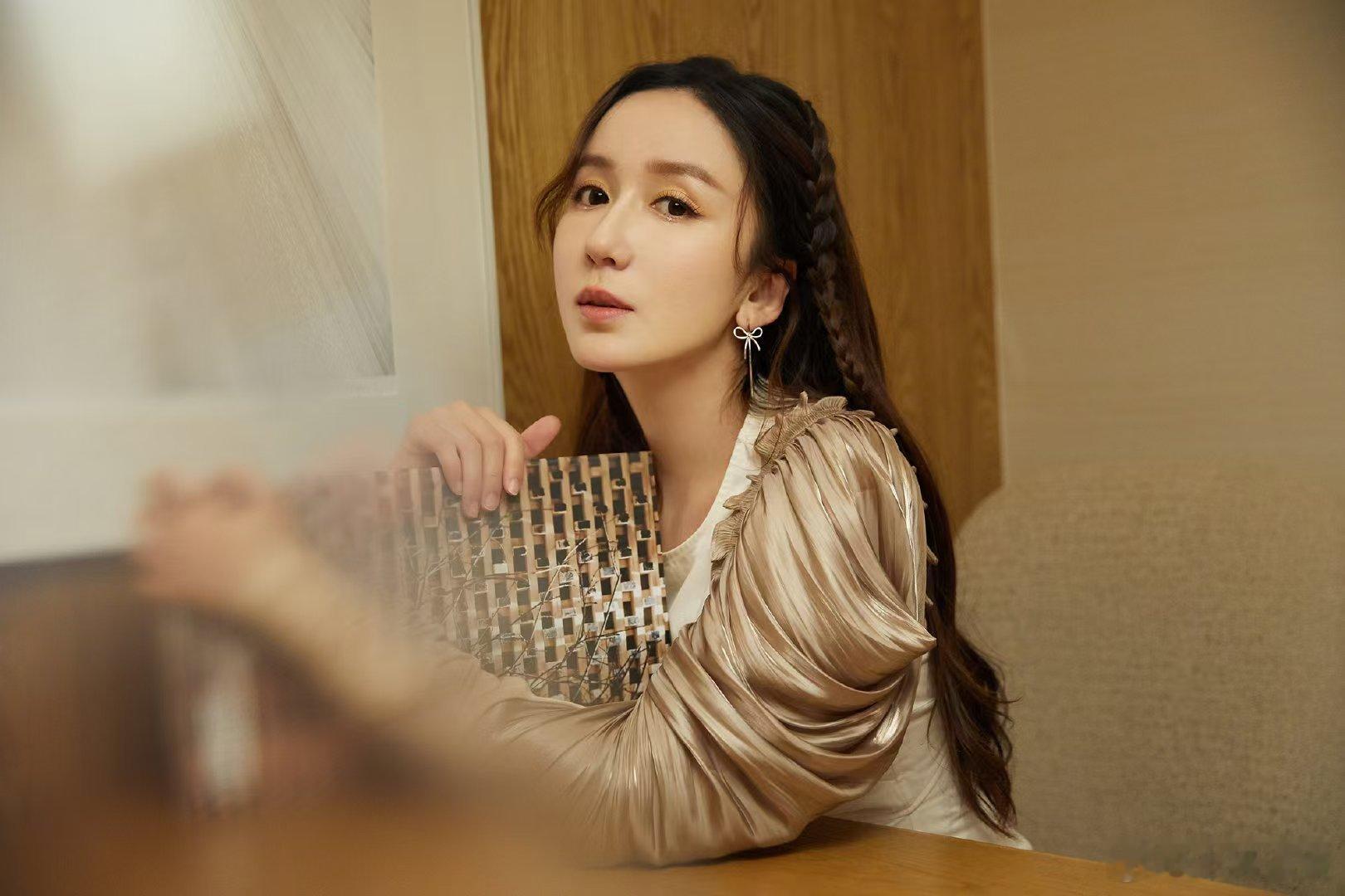 娄艺潇[超话]爱情公寓主演合体陈赫娄艺潇邓家佳李金铭孙艺洲合体 从三美合体到五人