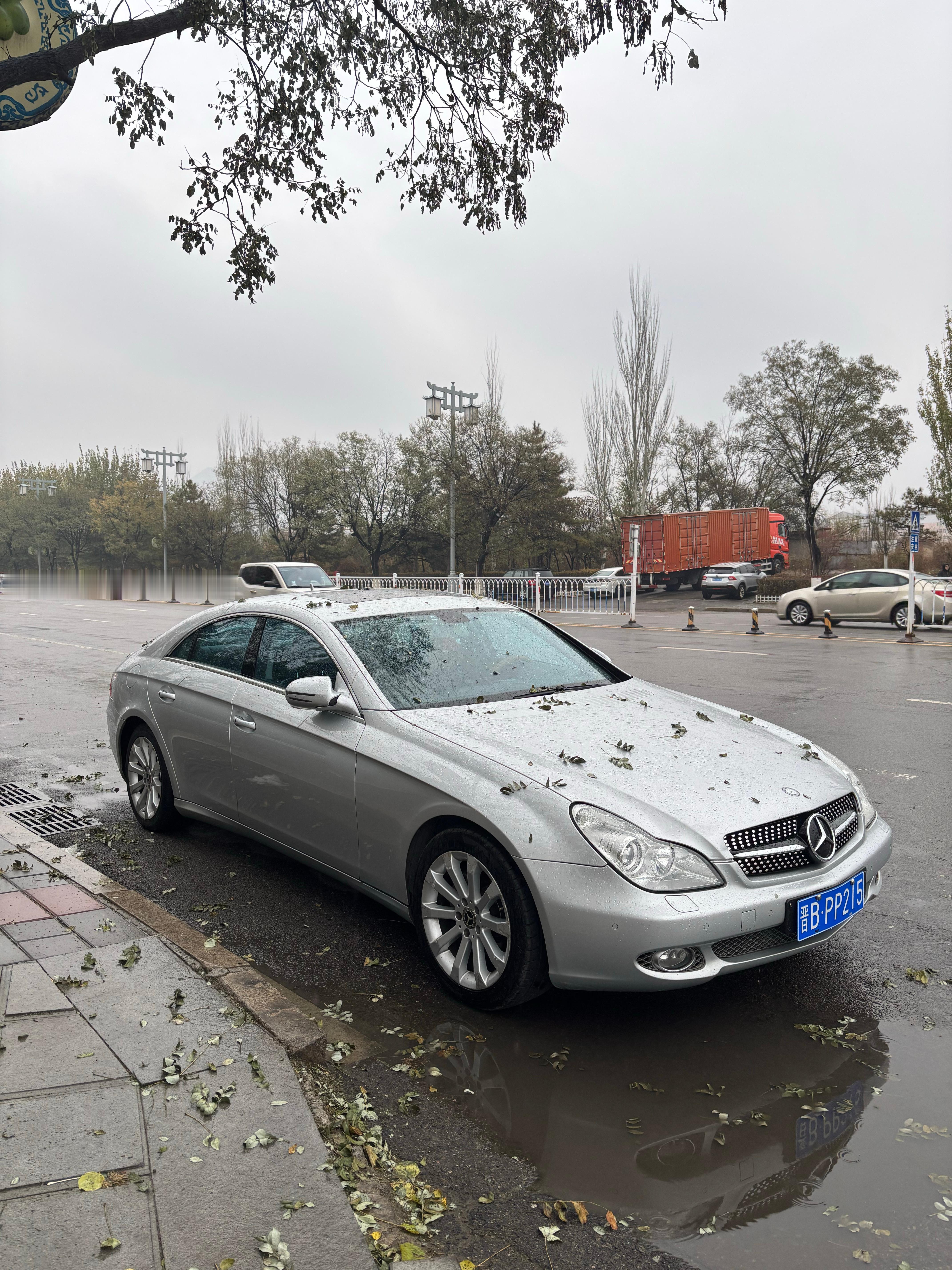 昨天8点就睡着了，但现在无比清醒去年当上了奔驰车主，刚当，也不知道昨天过生日啊。