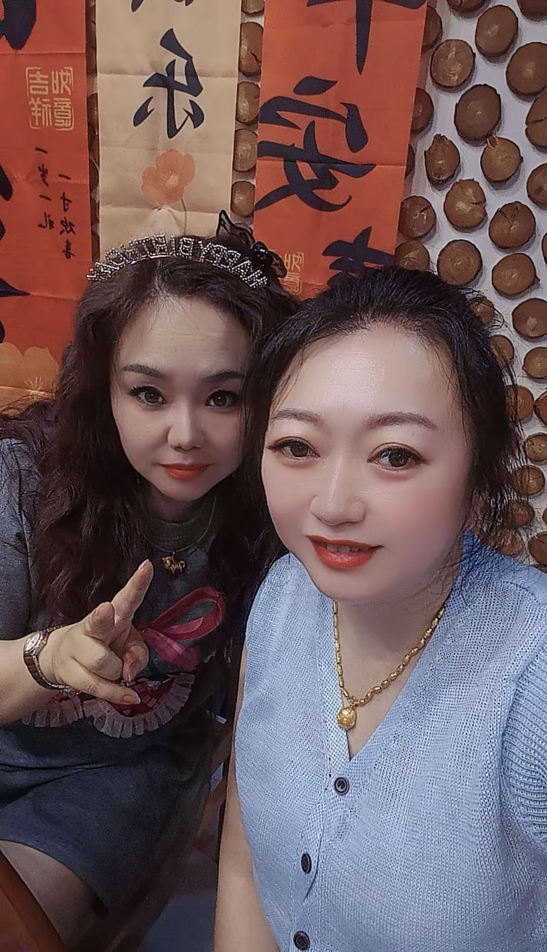不谈生日快乐，只祝你天天快乐岁月无恙！还是那么俗套每年生日一起过，每年留一张照片