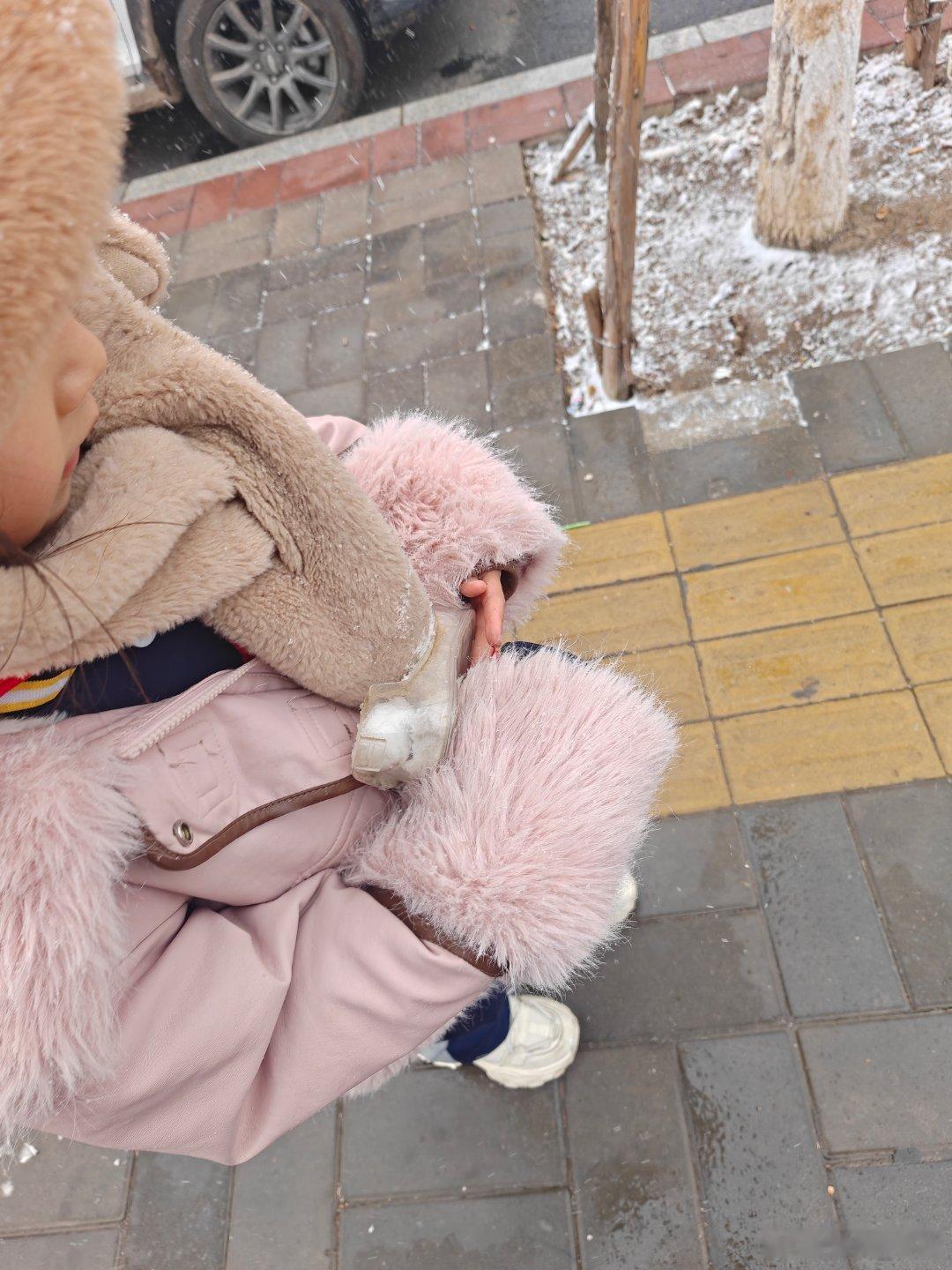 看看我家姑娘手里抱的“宝贝”，天在冷孩子们也喜欢玩雪🌨️看他（她）们开心真快乐