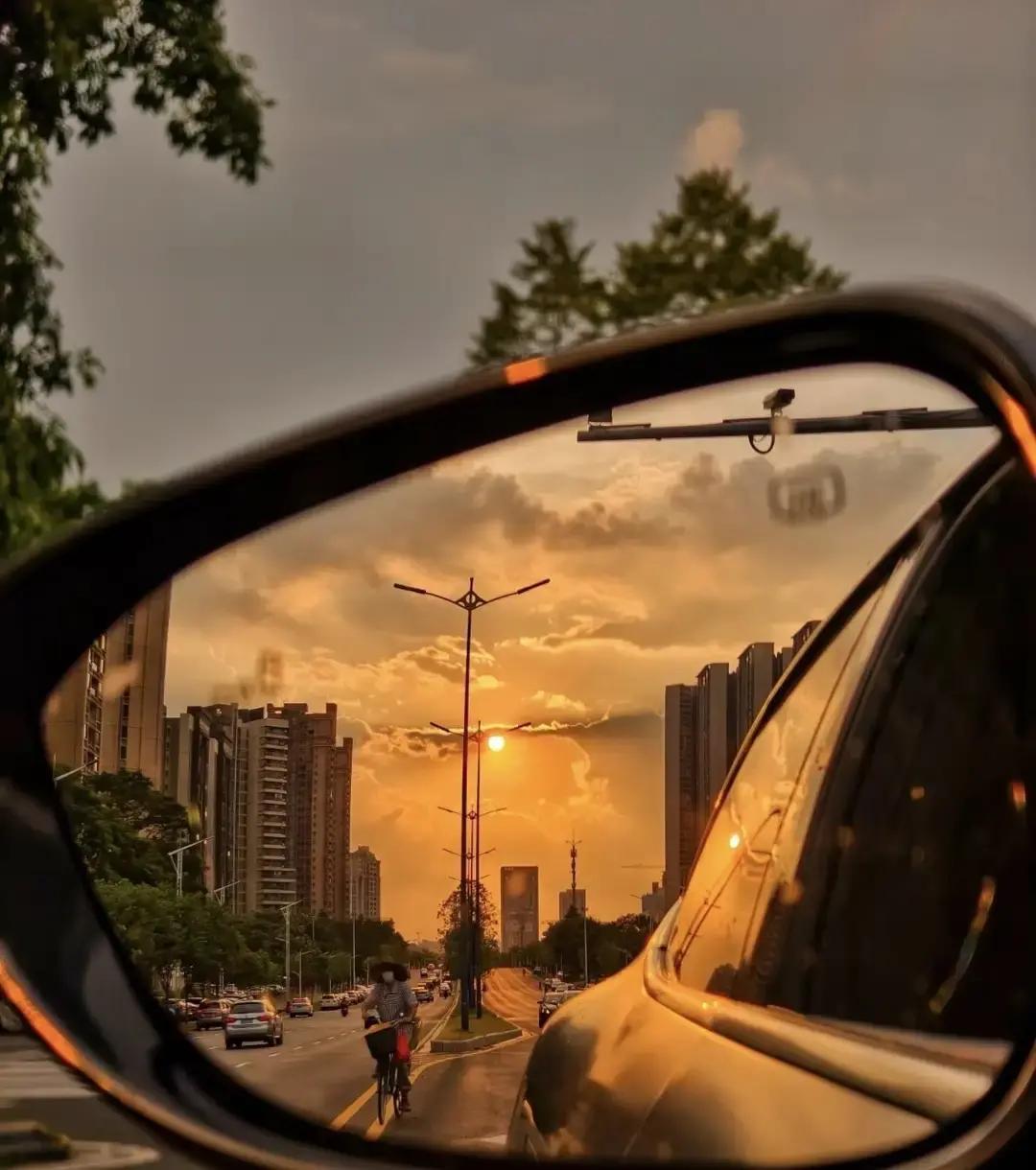 昨晚十一点半，我发消息问闺蜜明天喝不喝早茶。

她秒回：喝！

配图是刚洗完澡的