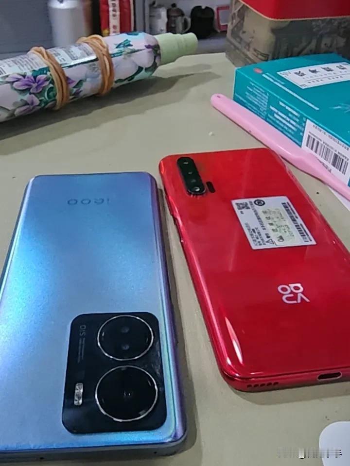 今天一个阿姨来店里，很卑微地请求我们帮她，调一下手机。从下面问过来的，估计没人帮