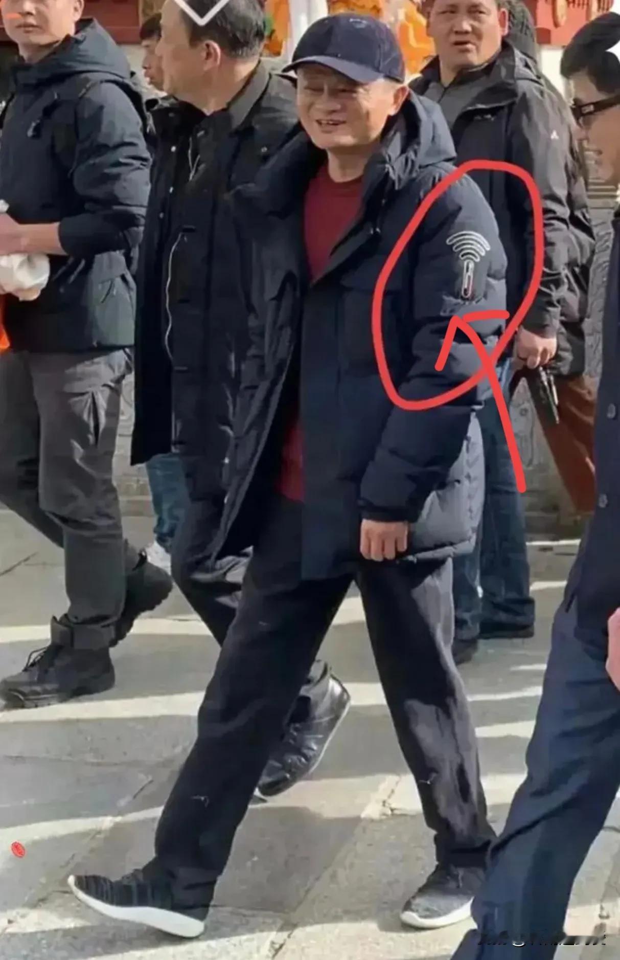 有没有人告诉我

马云穿的羽绒服左袖上有个标识，竟然是国产某品牌的极寒系列。
