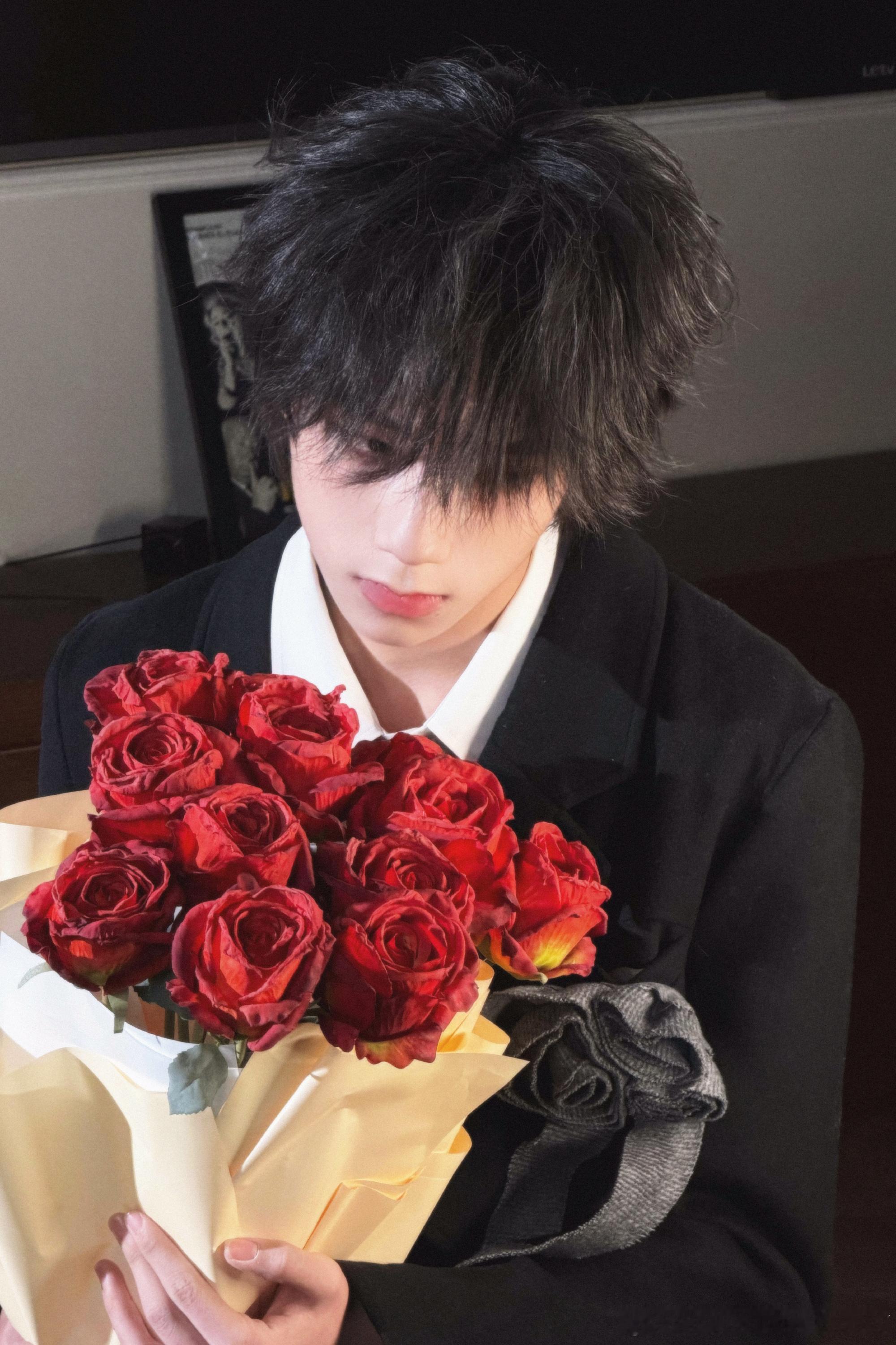 王橹杰手捧红玫瑰王橹杰最新十一宫格营业图上线，手捧红玫瑰，少年温柔氛围感拉满！ 