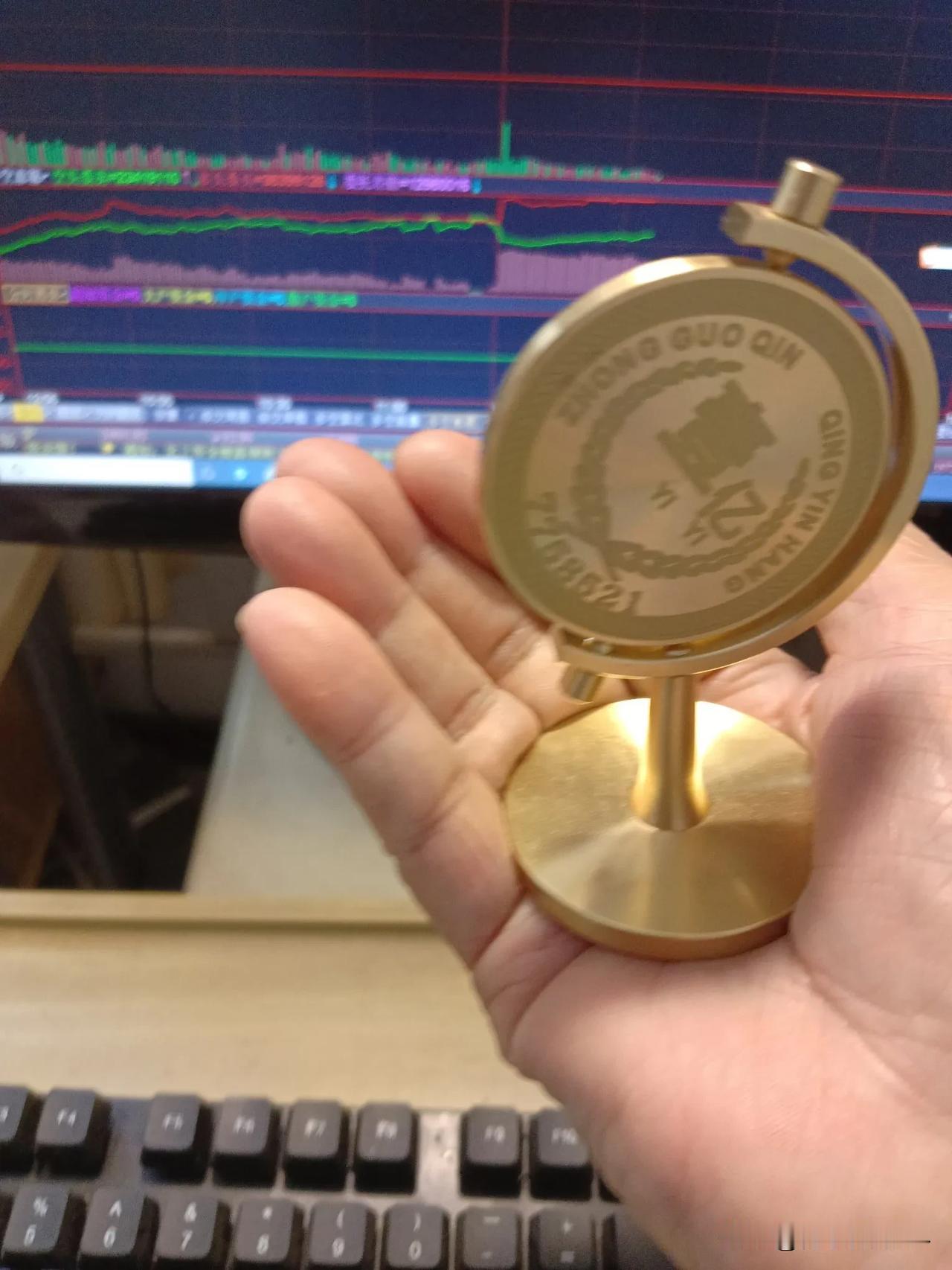我每天看着这一亿金牌发呆，什么时候能挣上一个亿，该多好啊！一亿后面有多少个零啊？