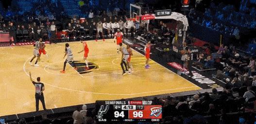 文班亚马展现无与伦比的影响力！
在今天NBA季中锦标赛半决赛马刺对阵雷霆的第四节