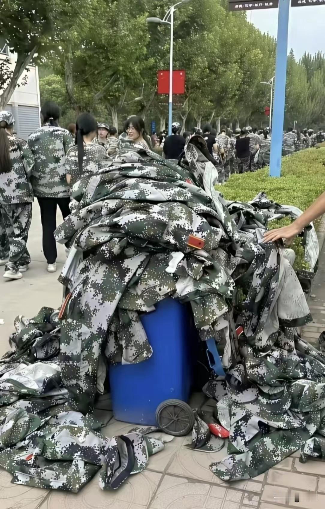 想把孩子养成这样的，结果事与愿违[捂脸][捂脸][捂脸]

现在的大学校园，军训
