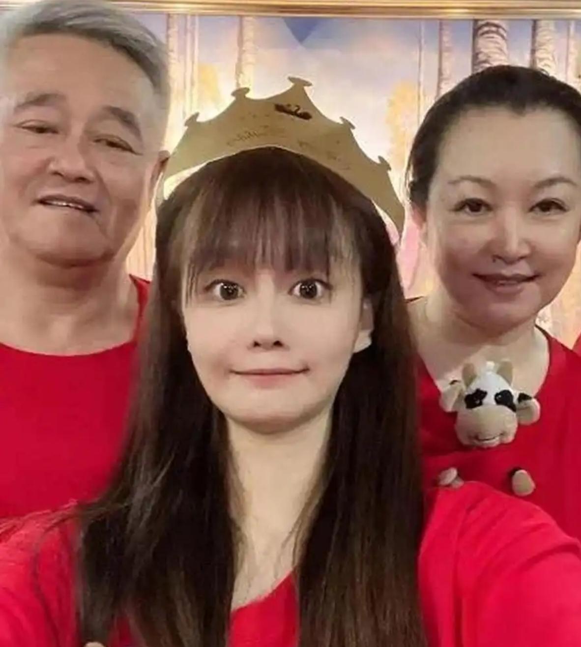 赵本山求女儿：别带货了，行吗？
推开门，他憋出一句话。
直播间静了。
 这老头一