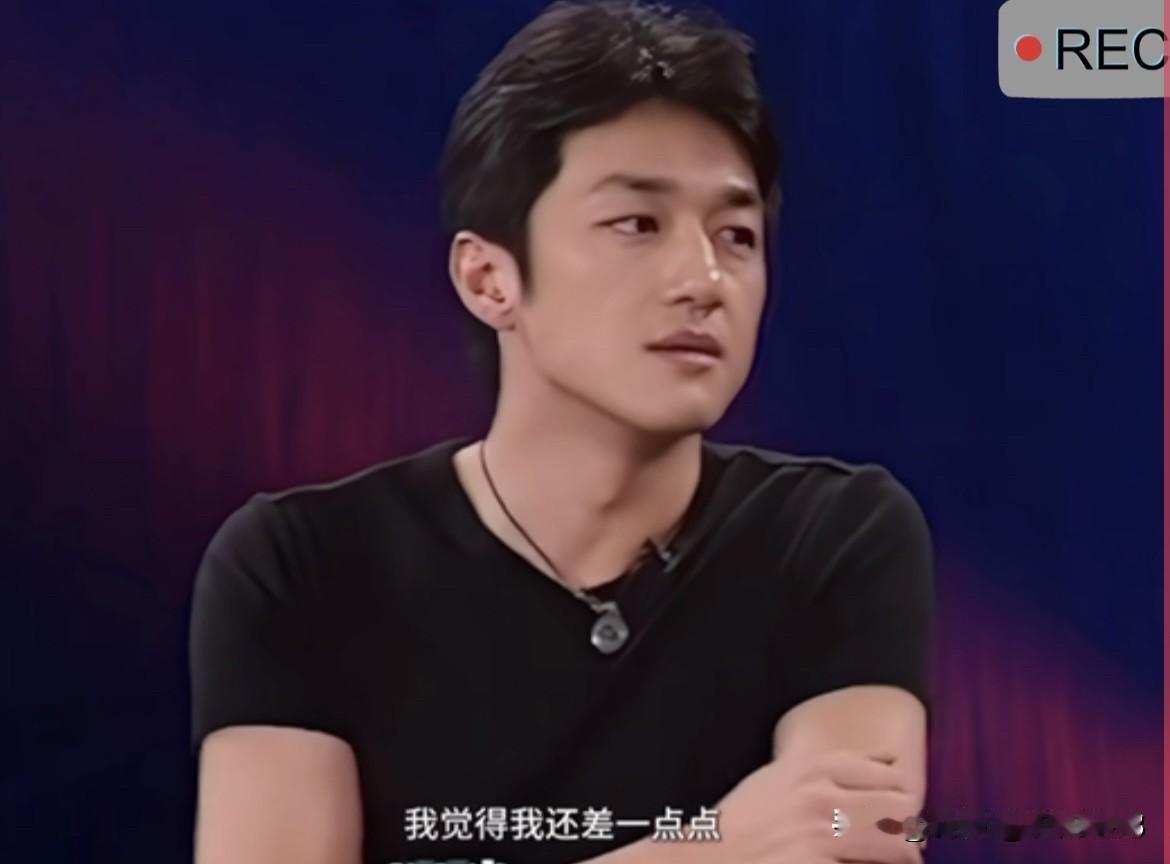 李亚鹏年轻的时候不愧是男明星里颜值的天花板，很帅呀，当年，觉得挺顺眼的，比谢庭锋
