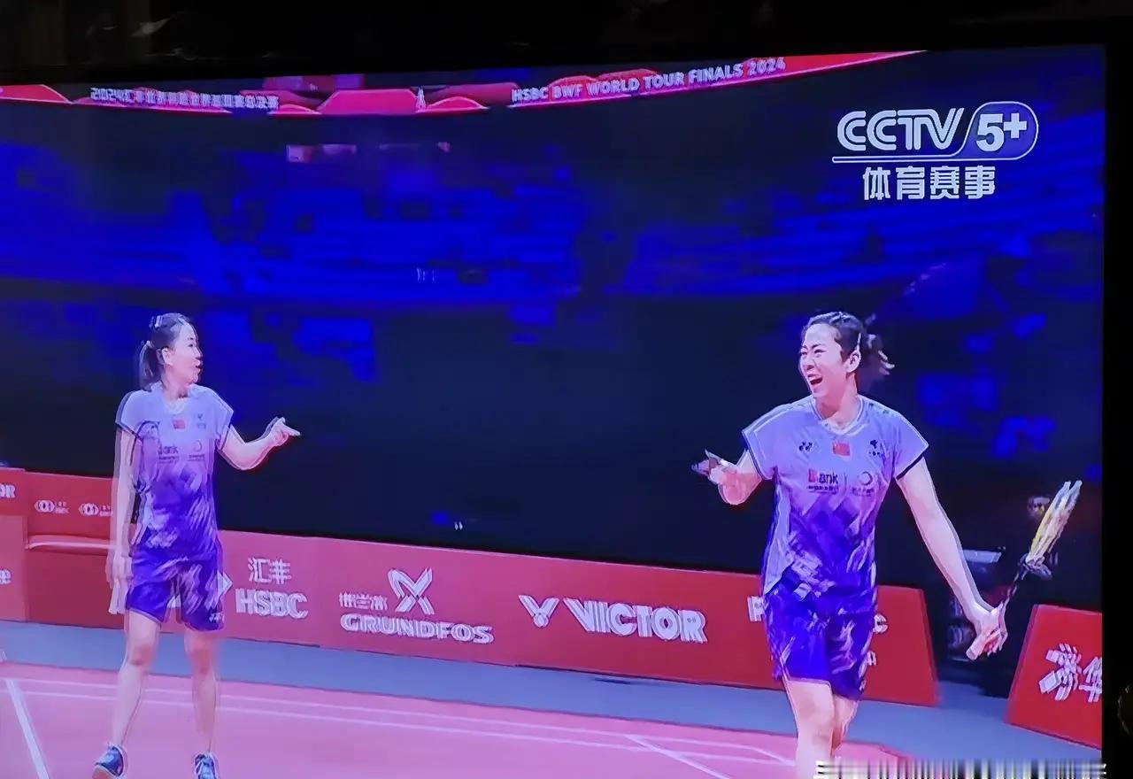 贾一凡杀球得分后，第一个电话打给陈清晨。
不是叙旧，是复盘刚才的战术。
陈清晨在