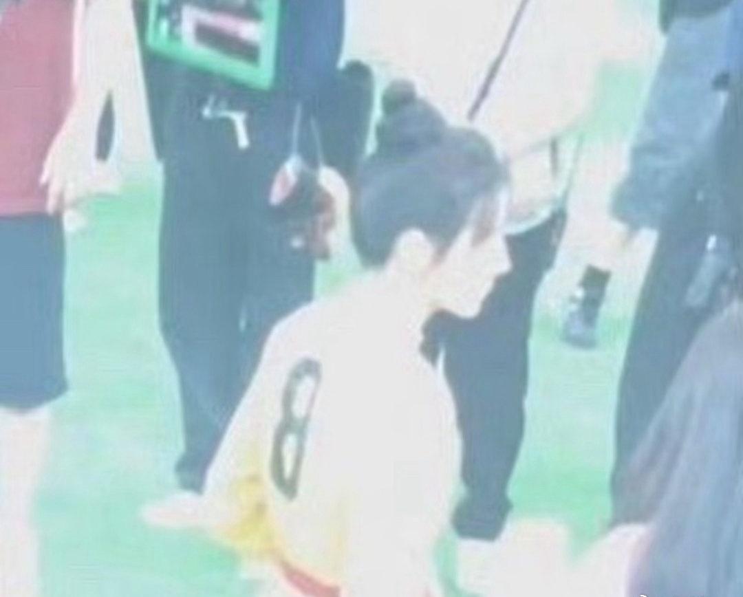 电影《女足》迪丽热巴饰演足球小将钰珑，穿着8号球衣（cr.Miracle）