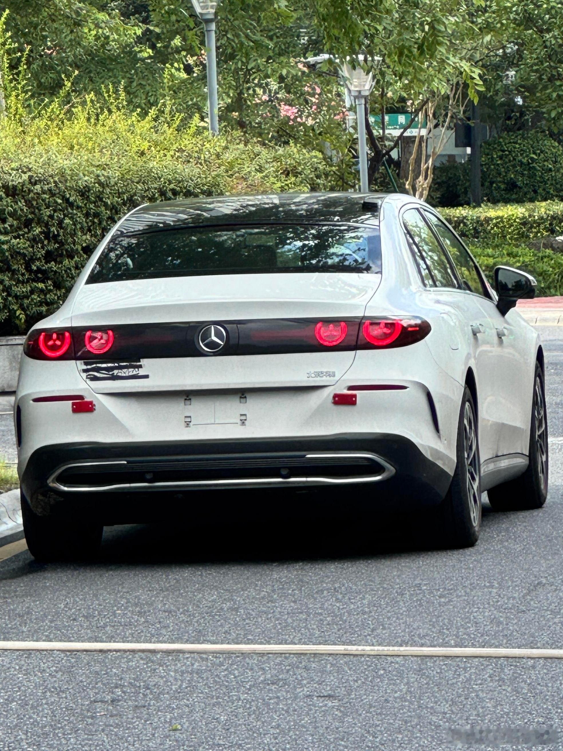 路上偶遇新款奔驰纯电C级轿车，应该今年年内就会上市，这个风格你觉得怎么样？ 