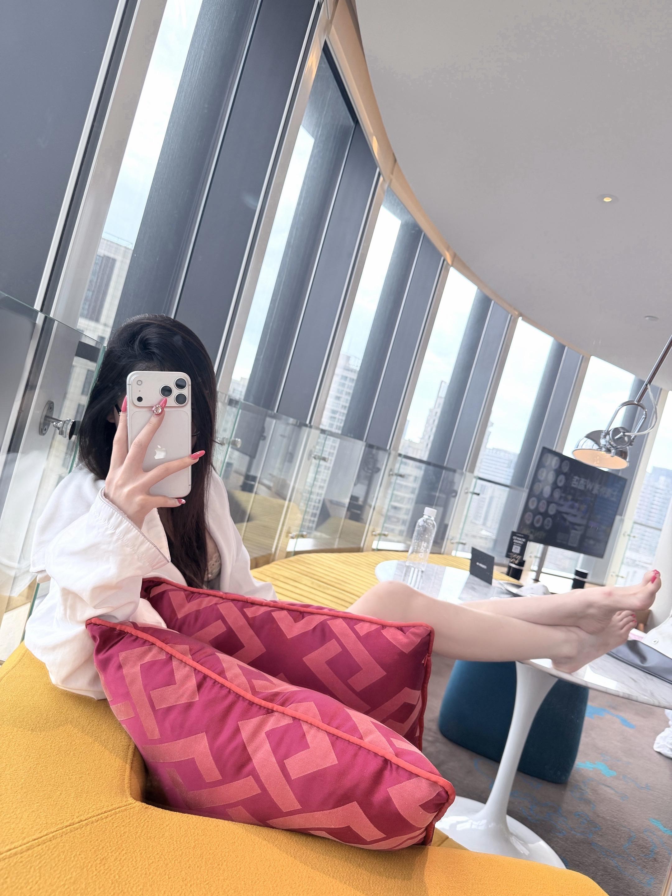 住到好看酒店但懒得起床化妆就会得到以下照片