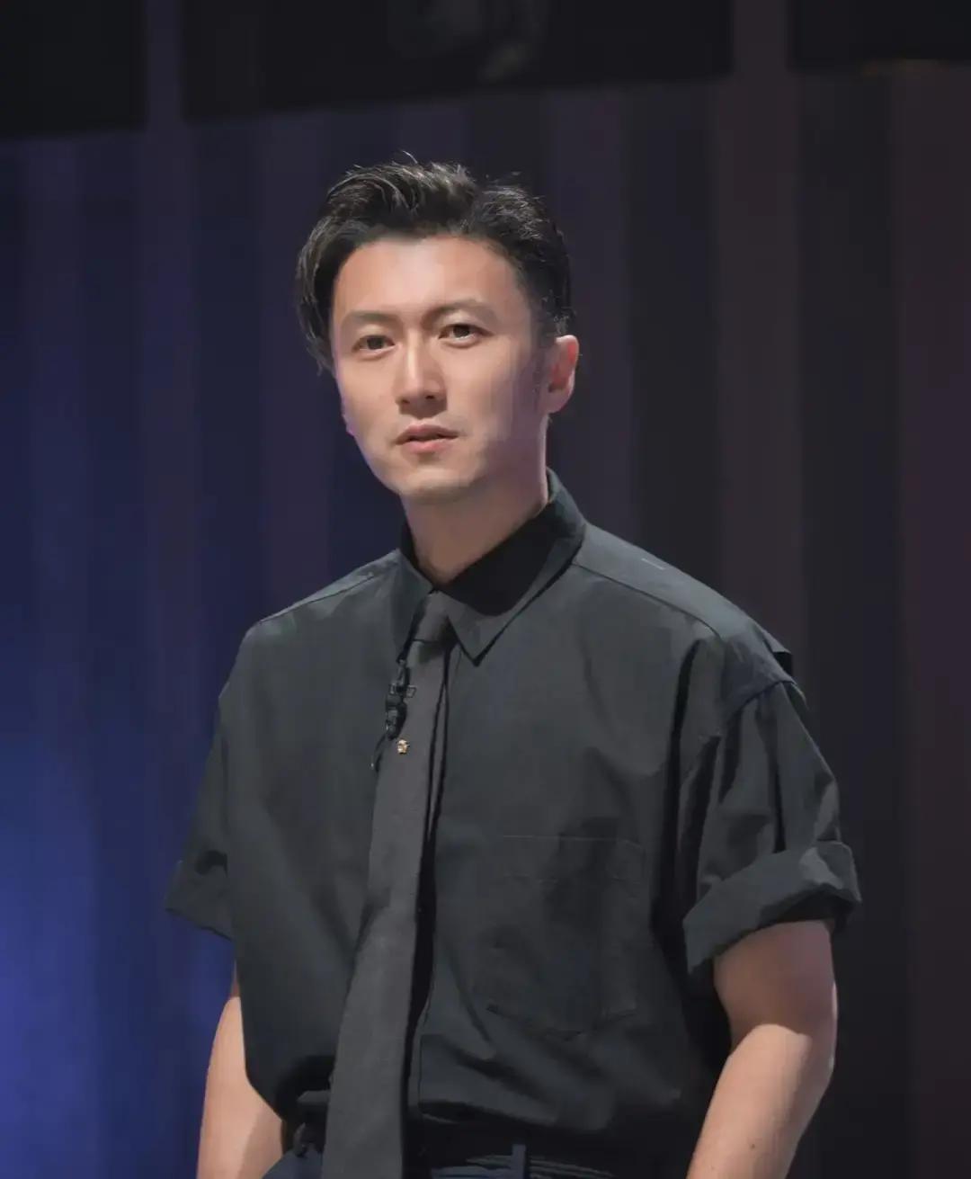 评论区直接炸锅：谢霆锋对张柏芝风波全程装死，网友吵翻天。我掐指一算，他闭嘴就仨理