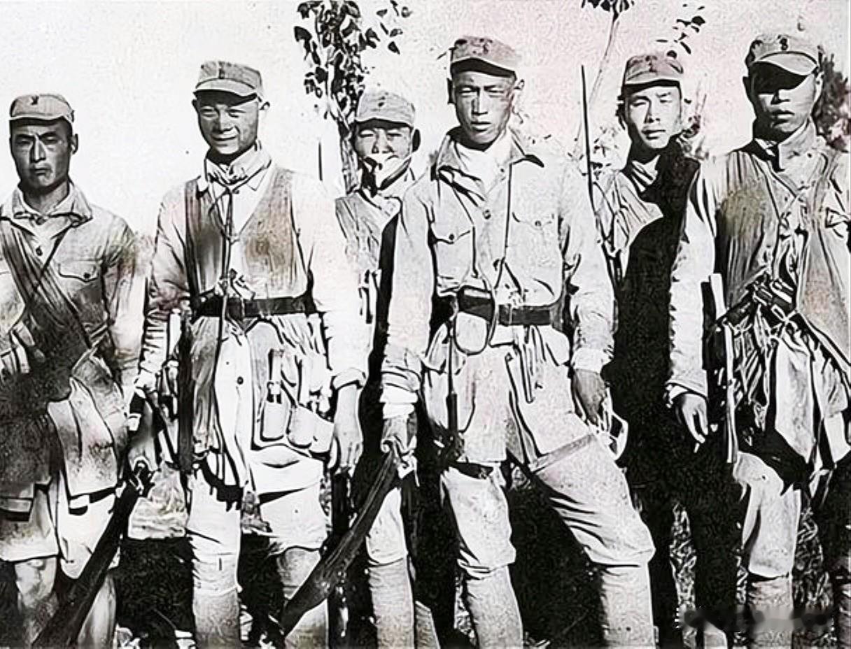 1935年深冬，江西灵山被漫天寒雾彻底锁死。粟裕带着五百多名残兵，被逼进了上天无