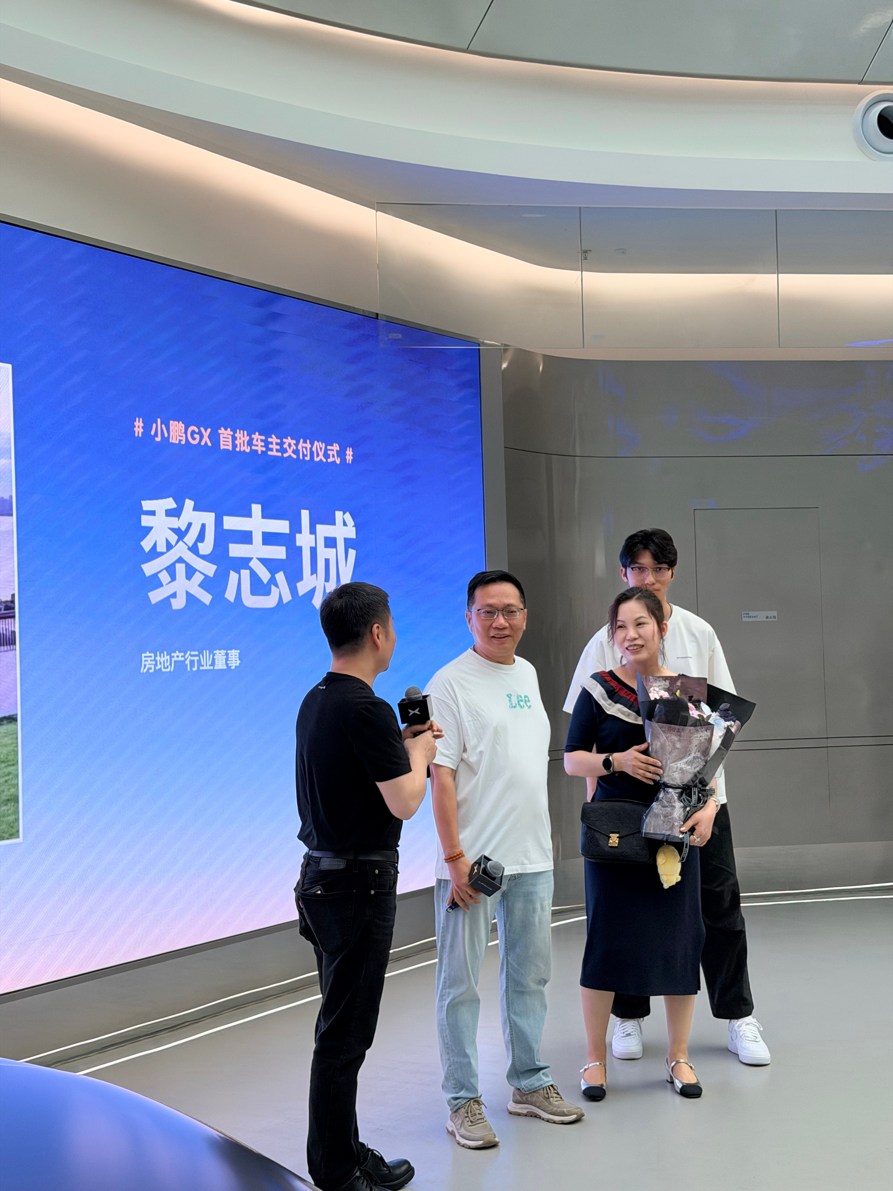今天小鹏GX首批车主正式交车！大师兄在现场郑重承诺保质保供：质量绝不妥协，和王凤