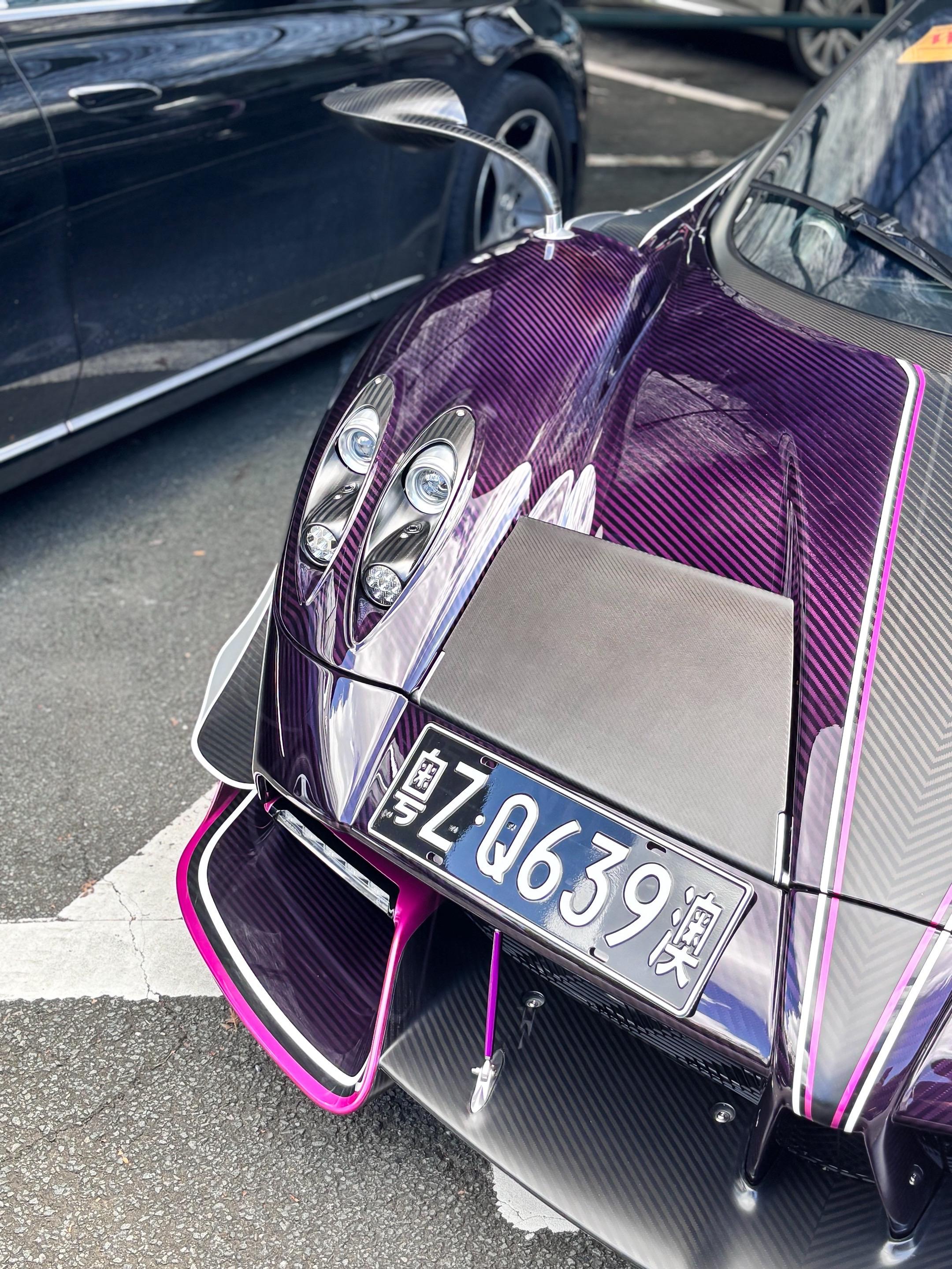 Huayra Roadster ZY 紫碳的韵味在阳光下呈现得非常美！