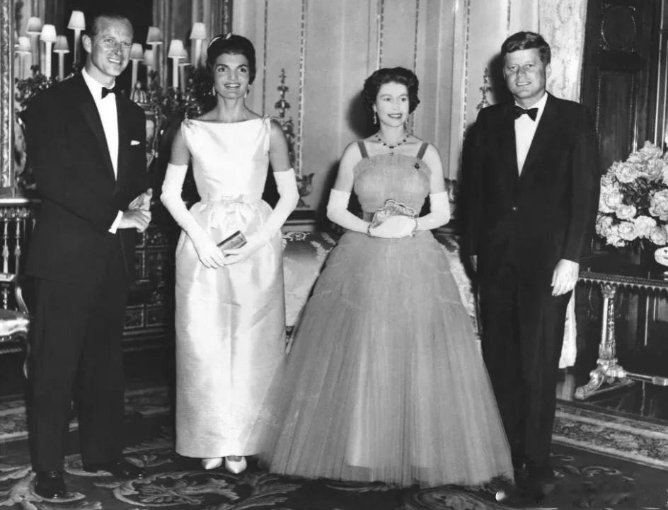 1961年，英国白金汉宫， 肯尼迪和第一夫人杰奎琳与英女王伊丽莎白二世和丈夫菲利