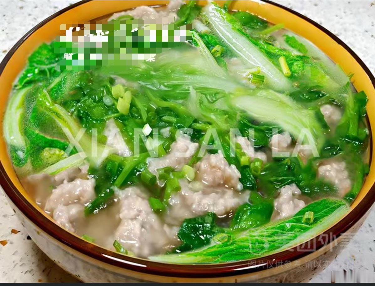 抱着我今天必须吃到绿叶菜的想法点了一份蔬菜汤我点的是图一打开图二一看，心哇凉哇凉