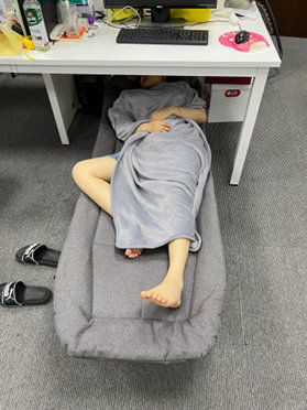 #原来睡姿真的会影响发财#竞争对手为了业绩也是拼了，请问我怎么睡，明年发财能赢在