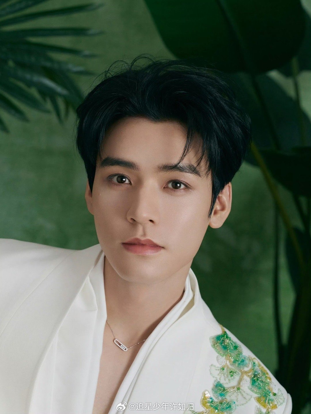 龚俊百灵鸟的B面是法槌 百灵鸟和法槌，看似毫不相干的两个词，在龚俊身上居然和谐共