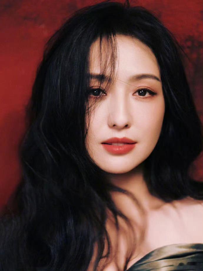 佟丽娅明艳大花感 谁被佟丽娅生日图的大花气场击中了？红黑配色自带氛围感，肩颈线条