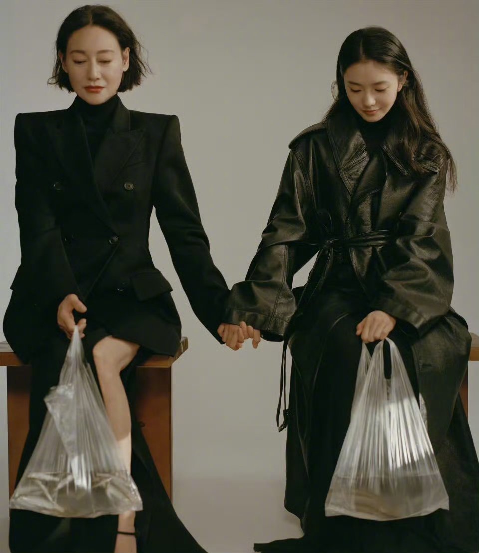 惠英红给刘浩存送大麦惠英红老师为刘浩存送上大麦，为电影《消失的人》送上票房大卖的